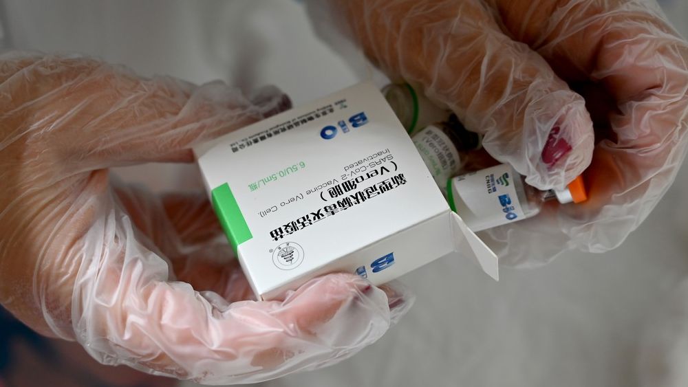 Orbán se dá očkovat čínskou vakcínou, Maďaři ale věří Pfizeru